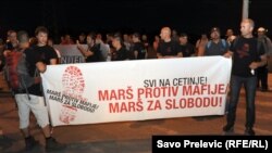 Grupa građana krenula je od Podgorice ka Cetinju, u protestnom skupu pod nazivom ¨Marš protiv mafije – Marš za slobodu¨. Organizatori ističu da iza njih ne stoji niti jedna politička stranka, a mirnim okupljanjem izražavaju svoje nezadovoljstvo sveukupnim stanjem u zemlji. Foto: RSE / Savo Prelević, 20. maj 2013. 