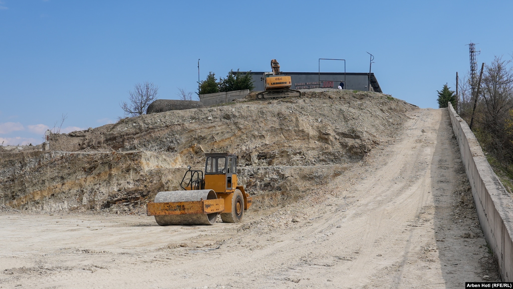 Mjete të punës shihen pranë Qendrës Nacionale të Xhudos në Pejë, ku pritet të zhvillohen garat e xhudos në Lojërat Mesdhetare 2030. Shteti ndau 5.7 milionë euro për punët shtesë në të.