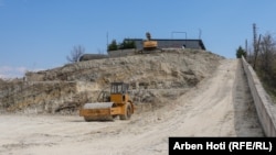 Mjete të punës shihen pranë Qendrës Nacionale të Xhudos në Pejë, ku pritet të zhvillohen garat e xhudos në Lojërat Mesdhetare 2030. Shteti ndau 5.7 milionë euro për punët shtesë në të.