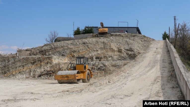 Mjete t&euml; pun&euml;s shihen pran&euml; Qendr&euml;s Nacionale t&euml; Xhudos n&euml; Pej&euml;, ku pritet t&euml; zhvillohen garat e xhudos n&euml; Loj&euml;rat Mesdhetare 2030. Shteti ndau 5.7 milion&euml; euro p&euml;r pun&euml;t shtes&euml; n&euml; t&euml;.