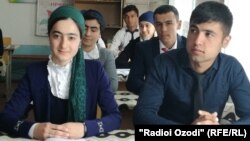 Учащиеся средней школы в Согдийской области Таджикистана. Иллюстративное фото.
