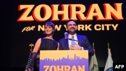 Zöhran Mamdani və xanımı Rama Duvaci seçki gecəsi tədbirində