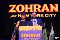 Избраният за кмет на Ню Йорк Зоран Мамдани и съпругата му Рама Дуваджи след обявяването на резултатите, 4 ноември 2025 г.