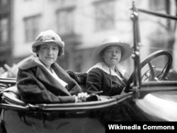 Софи Тредуэлл (слева) в 1917 году
