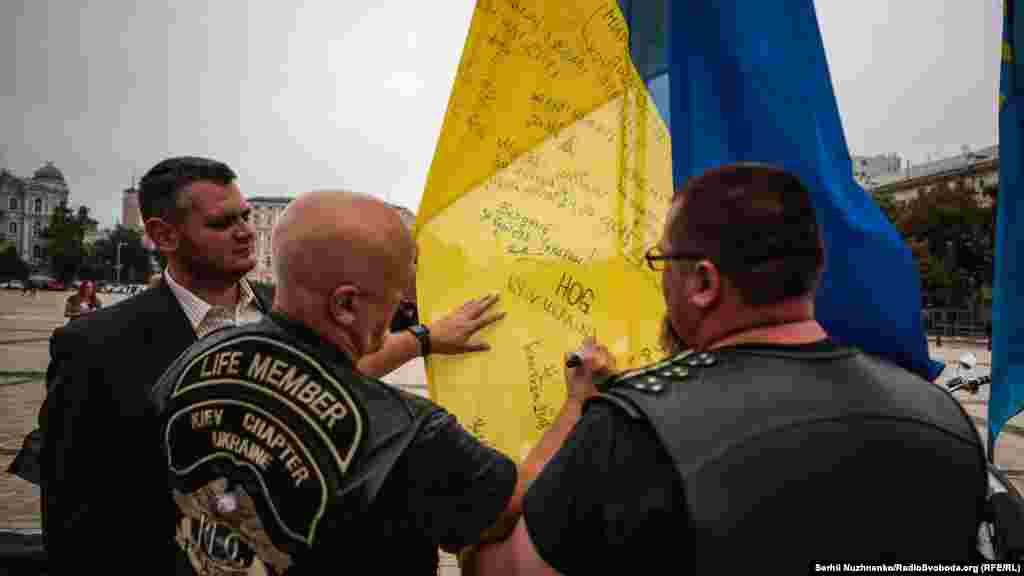 Державний прапор України підписують представники влади і спільноти у кожному пункті зупинки