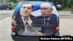 Lica Milorada Dodika, aktulenog člana Predsjedništva BiH, i Vladimira Putina, predsjednika Rusije, na automobilu Dodikove Stranke nezavisnih socijaldemokrata (SNSD), fotografisano septembra 2014, tokom kampanje za opšte izbore održane u BiH 12. oktobra iste godine.
