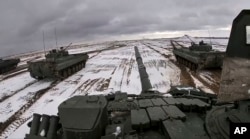 Într-un videoclip publicat de serviciul de presă al Ministerului rus al Apărării miercuri, 2 februarie 2022, se pot observa tancuri ale celor două țări în timpul unor exerciții militare comune la poligonul de tragere Brestsky, Belarus.