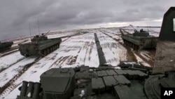 Російські та білоруські танки під час спільних військових навчань на Брестському полігоні, Білорусь, 2 лютого 2022 року