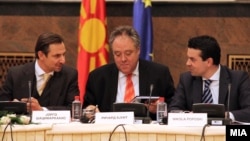 Состанок на мешовитиот комитет ЕУ-Македонија. Јорго Шацимаркакис, Ричард Ховит и Никола Попоски.