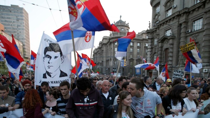 Протест на српската опозиција пред Парламентот во Белград