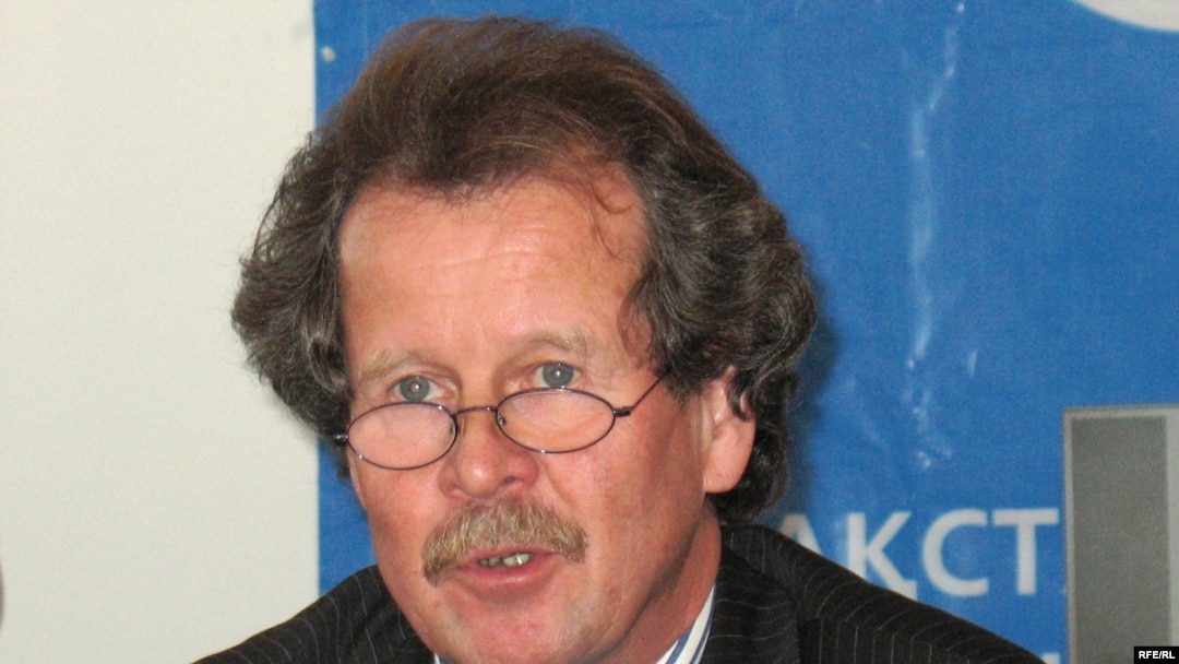 Manfred Nowak speaks to reporters in Astana.