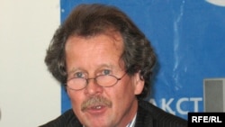 Manfred Nowak speaks to reporters in Astana.