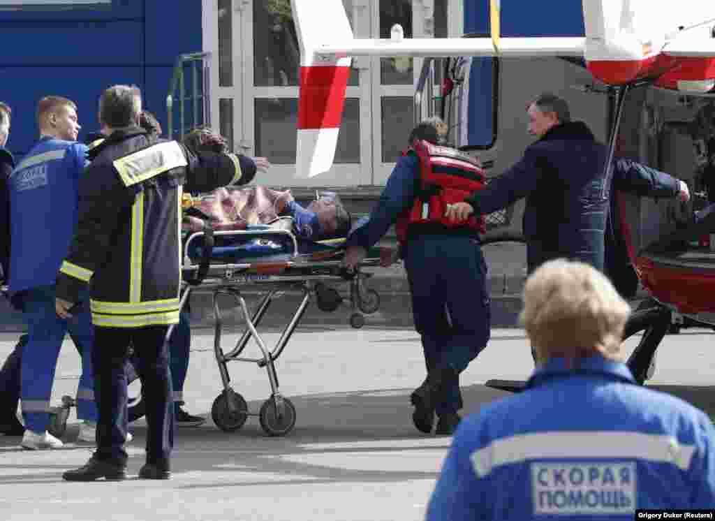 РУСИЈА - Руски медиуми јавија дека повеќе од 100 лица се евакуирани од трговски центар за детски производи во Москва откако избувнал пожар во просторија за складирање на најгорниот кат. Според медиумите, едно лице загинало во пожарот.