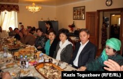 Поминальный обед по Заманбеку Нуркадилову в доме его вдовы, Макпал Жунусовой (справа). Алматы, 12 ноября 2012 года.