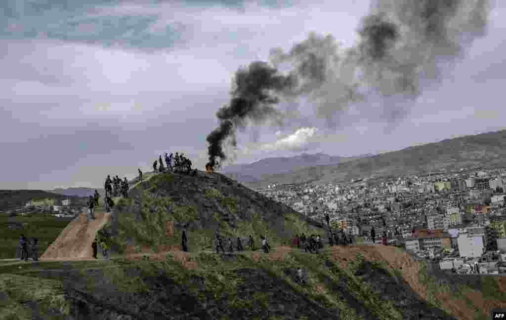 Türkiýäniň kürt jemgyýetiniň ýaşlary köňede Nowruz bellemäge toplanýar. 18-nji mart. (AFP/Yasin Akgul)