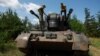 Militarii ucraineni pe tun antiaerian autopropulsat Gepard în regiunea Kiev, pe 30 iunie. 