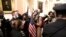 Câteva sute simpatizanți ai fostului președinte Donald Trump din miile de protestatari au luat Capitoliu, clădirea Congresului SUA, exact când Legislativul se adunase ca să valizede alegerea noului președinte, la 6 ianuarie 2021. Investigația Congresului a început în iulie. 