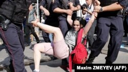 Полиция задерживает митингующих в Москве, 27 июля 2019 год 