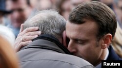 Președintele Emmanuel Macron cu una din rudele victimelor atentatelor din 2015 de la Paris