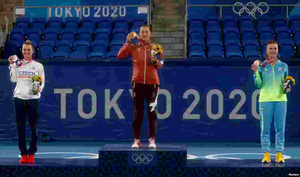 Церемония награждения медалями на Олимпиаде в Токио 2020. Теннис &ndash; женщины &ndash; одиночный разряд. Белинда Бенчич (в центре), Маркета Вондроусова (слева) и Элина Свитолина. Токио, 31 июля 2021 года