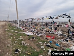 Чиқинди полигонидан шамол учирган полиэтилен пакетлар. 9 феврал, 2026 йил.