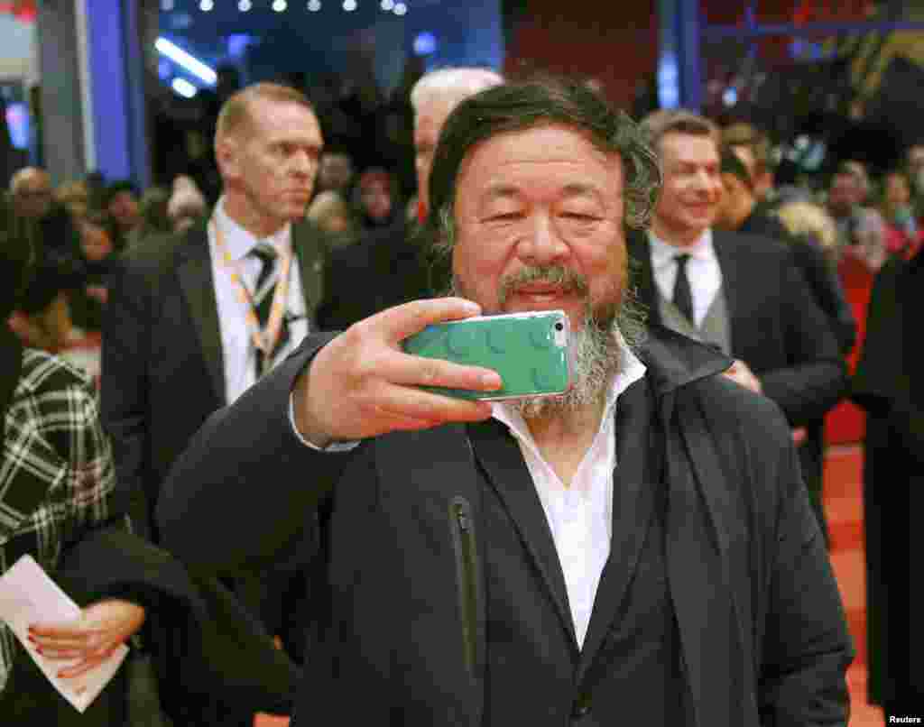 Kineski umjetnik Ai dolazi na crveni tepih uoči ceremonije otvaranja 66. Festivala u Berlinu.