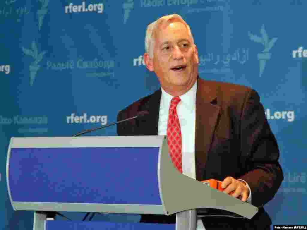 BBG Chairman Walter Isaacson discussed his vision for the future of U.S. international broadcasting at RFE's 60th Anniversary reception at the Newseum in Washington, DC, 28 September 2010.