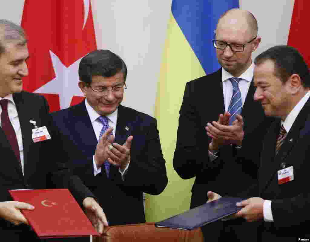 Підписання українсько-турецьких угод про співпрацю головами урядів двох країн &ndash; Арсенієм Яценюком (другий справа) та Ахметом Давутоглу (другий зліва). Київ, 15 лютого 2016 року &nbsp;