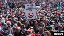 Participanți la protestul „No Kings” împotriva președintelui Donald Trump organizat în Minnesota.