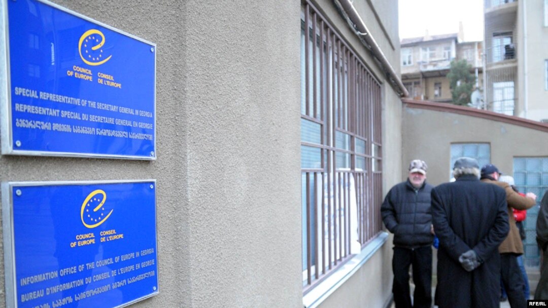 В правящей коалиции резолюцию ПАСЕ провалом не считают. В публичных комментариях большинство представителей «Грузинской мечты» заявляют, что в документе зафиксировано и множество положительных моментов, указывающих на прогресс, достигнутый властью