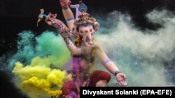 Credincioși hinduși poartă o imagine a zeului cu cap de elefant, Ganesha, ca parte a unui ritual al festivalului Ganpati din Bombay, 12 septembrie 2019.    