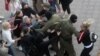 Policija hapsi žene tokom skupa podrške Kolesnikovoj u Minku 9. septembra