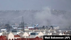 تصویر آرشیف از یک انفجار در میدان هوایی کابل٬ برای این خبر جنبهٔ تزئینی دارد
