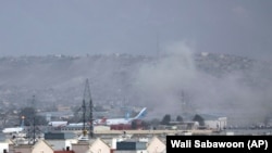 Dim iznad aerodroma Hamid Karzai u Kabulu nakon eksplozije 26. avgusta 2021.