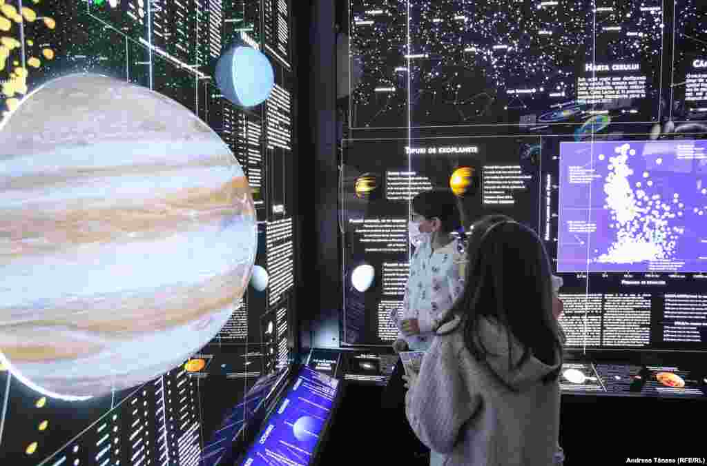 Două fete vizitează expoziția de la Observatorul Astronomic&nbsp;&bdquo;Amiral Vasile Urseanu&quot; din București, cu ocazia &bdquo;Nopții Muzeelor&rdquo;.