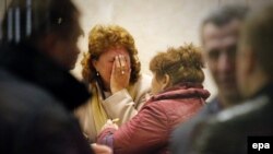 Russia -- Relatives of passengers of MetroJet Airbus A321 weep at Crown Plaza hotel in St. Petersburg, Russia, 31 October 2015.