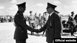 Нямецкі фельдмаршал фон Бок, адзін з камандзіраў нямецкай арміі, паціскае руку Адольфу Гітлеру. Фота, праўдападобна, 4 жніўні 1941 года, як мяркуецца, у Барысаве. 