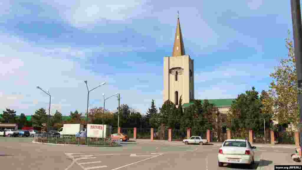 Через дорогу від центральної вулиці&nbsp;&ndash; діюча церква Святих і праведних Захарія та Єлизавети, зведена в XIX столітті за проектом італійського архітектора Растреллі