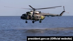 Вертолет во время показательных занятий, иллюстрационное фото