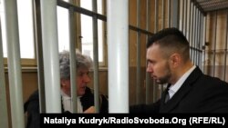 Віталь Маркаў (справа) размаўляе з адвакатам Дэла Вале, 12 красавіка 2019