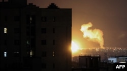 Fumul se ridică în urma atacurilor aeriene într-o zonă centrală a Teheranului, pe 6 martie 2026.