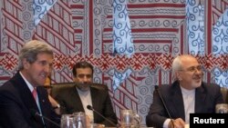 Birleşen Ştatlaryň döwlet sekretary Jon Kerri (çepden birinji) we Eýranyň daşary işler ministri Mohammad Jawad Zarif (sagdan birinji). 26-njy sentýabr, 2013 ý.