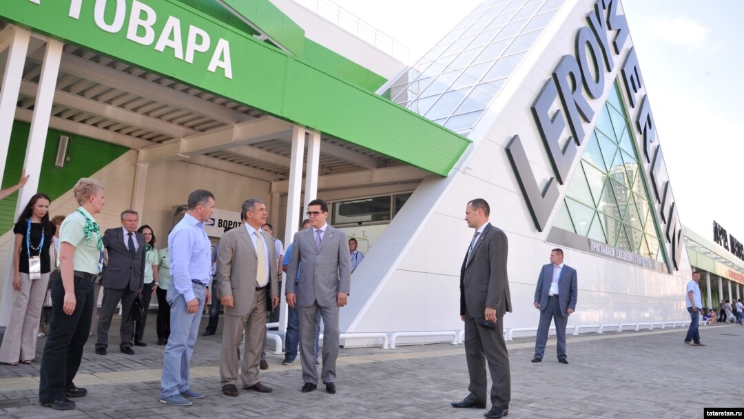 Татарстан президенты Рөстәм Миңнеханов Казанда яңа ачылган "Леруа Мерлен" кибетендә. 24 июнь 2013.