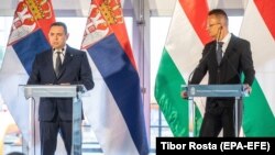 Aleksandar Vulin (levo), ministar unutrašnjih poslova Srbije, i Peter Sijarto (desno), mađarski šef diplomatije, prilikom obraćanja novinarima u Segednu 30. septembra 2021.
