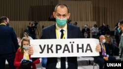 Український журналіст, кореспондент агентства УНІАН у Росії Роман Цимбалюк під час пресконференції президента Росії Володимира Путіна. Москва, 17 грудня 2020 року. Тоді Путін у зв'язку з пандемією коронавірусу провів щорічну пресконференцію в онлайн-форматі