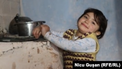 Maria crește într-o familie de romi. Are 4 ani și nu frecventează grădinița. Este protagonista filmului documentar „O sărăcie de milioane”, realizat de echipa Europei Libere