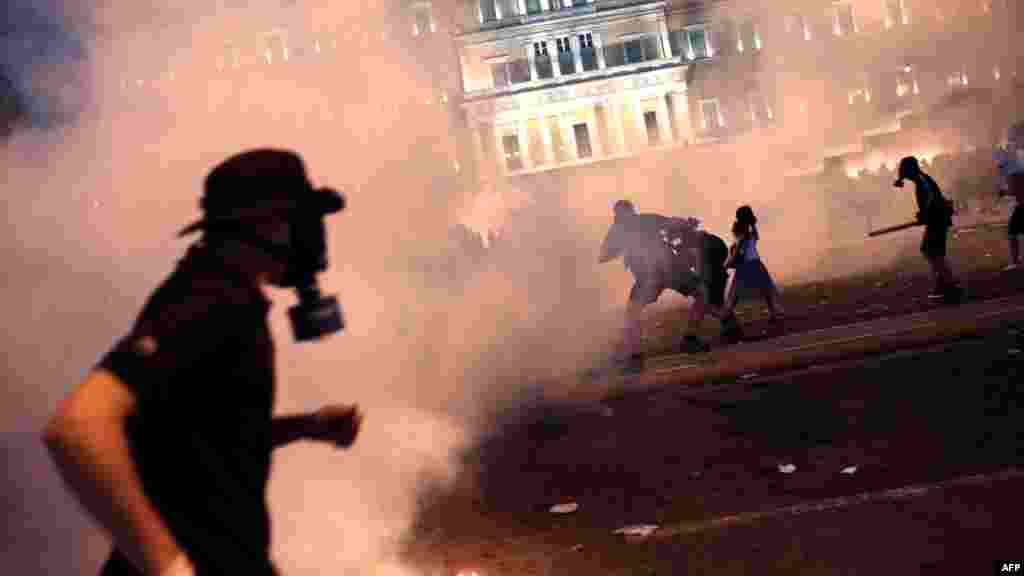 برخورد معترضان با پلیس ضد شورش در مقابل پارلمان یونان در پی تنش&zwnj;های ایجادشده در ارتباط با پذیرش شرایط کمک مالی که اتحادیه اروپا مقرر کرده&zwnj;است.