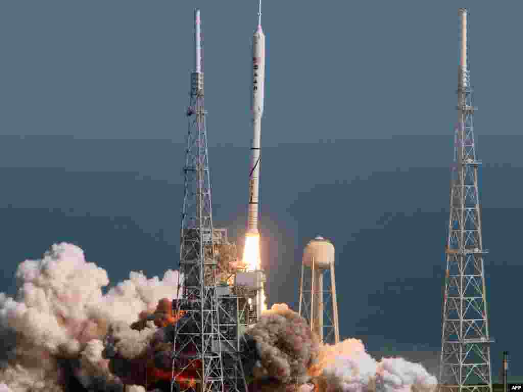 ЗША, мыс Канавэрал (Флярыда): Запуск новай амэрыканскай ракеты Ares I-X. - Гэта першы выпрабоўчы запуск ракеты, якая мусіць замяніць шатлы, што зараз выкарыстоўваюцца для дастаўкі астранаўтаў у космас. Палёты шатлаў, па розных ацэнках, спыняцца ў 2010-2011 з-за выпрацоўкі іх рэсурсу.