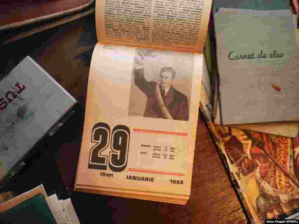Календар на тему Чаушеску з різними пропагандистськими зображеннями на кожен день року. Через рік після того, як цей календар 1988 року використали, диктатор Ніколае Чаушеску був скинутий і розстріляний разом зі своєю дружиною в найкривавішому з антикомуністичних повстань в Європі