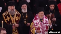 მსოფლიო პატრიარქი ბართლომეოს პირველი(მარჯვნივ) და მიტროპოლიტი შიო(მარცხნივ) კათოლიკოს-პატრიარქ ილია მეორის წესის აგების მსახურებაზე